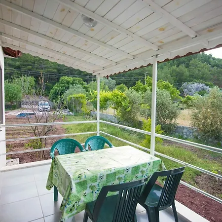 Feriehus Uslu One Bedroom Daily Weekly *